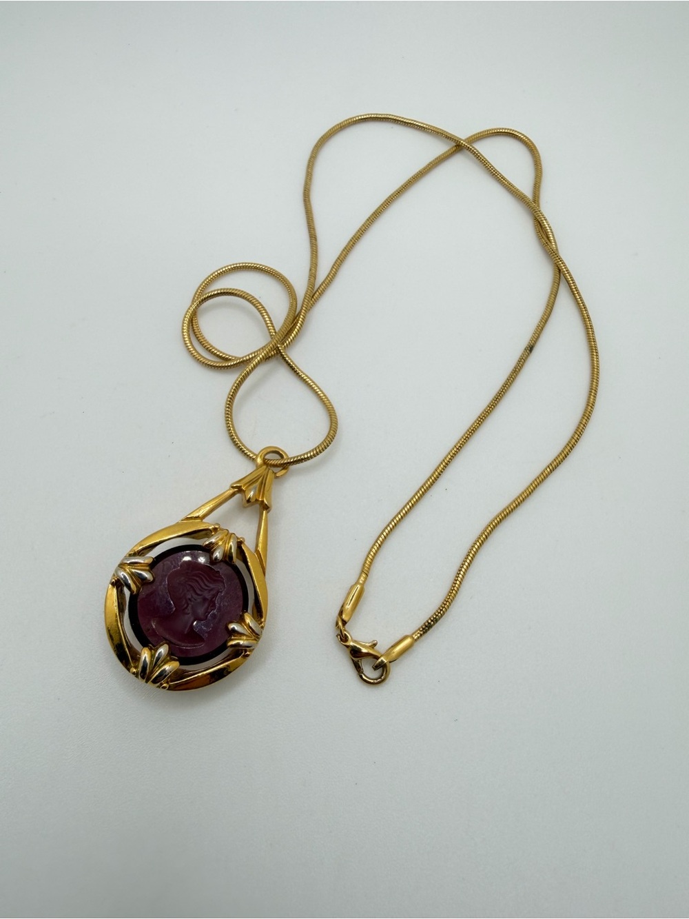 24" VTG Avon "Amethyst" Purple Glass Intaglio Cameo Necklace in gold tone metal!